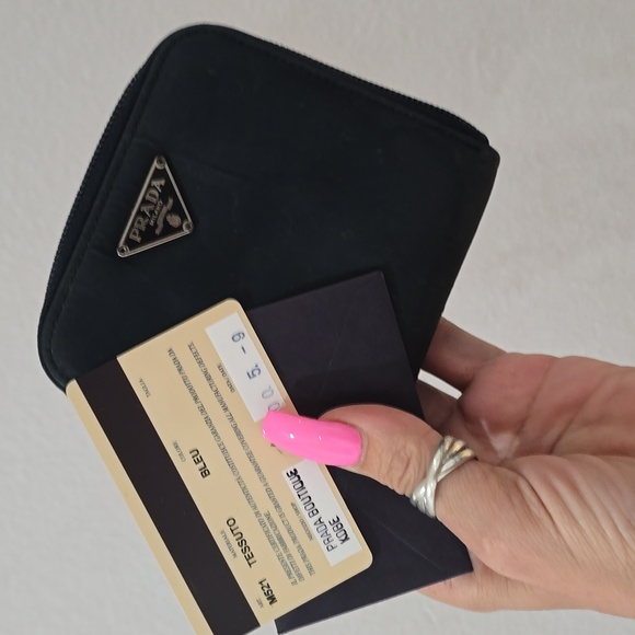 Prada Black Compact Wallet - Picture 2 of 14